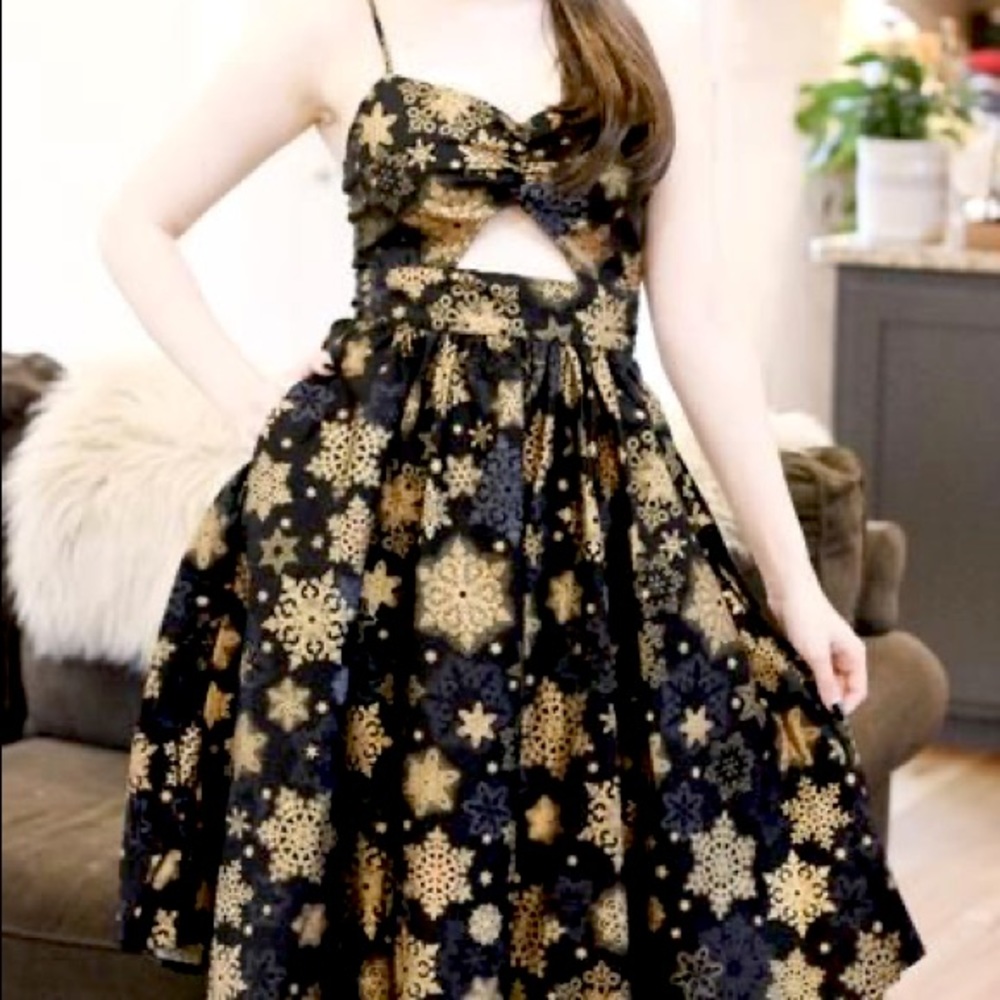Retrolicious Brand Snowflakes Dress in XL